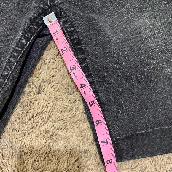 ☀️Wallflower distressed black cuffed jean shorts size 3 - Picture 9 of 9